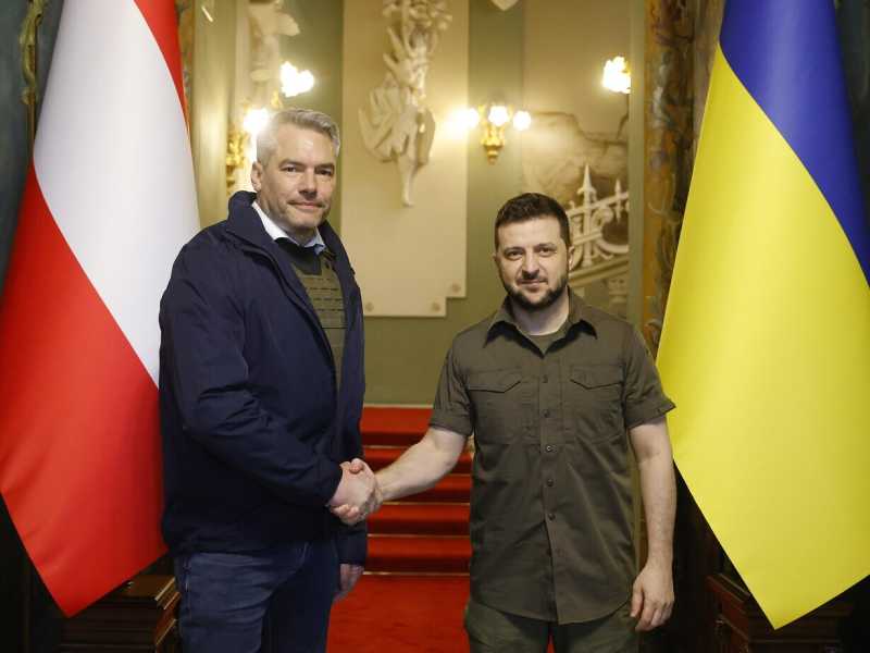 Il cancelliere austriaco Karl Nehammer in visita a Kyiv con il presidente ucraino Volodymyr Zelensky, aprile (Ansa)&nbsp;<br />