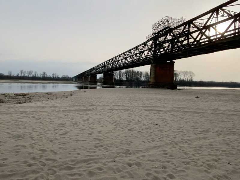 Una veduta del Po in secca al ponte della Becca (Ansa)&nbsp;<br />