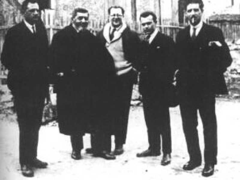 1926, De Bova, Turati, Rosselli, Pertini e Parri in Corsica dopo la fuga in motoscafo da Savona (Almanacco Socialista,1982 - Wikipedia)&nbsp;<br />