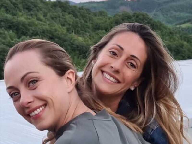 Le sorelle Meloni hanno la stessa voce. Identica. La cosa fa impressione. Gesticolano allo stesso modo, gli occhi vivi e roteanti per indicare sgomento&nbsp;<br />
