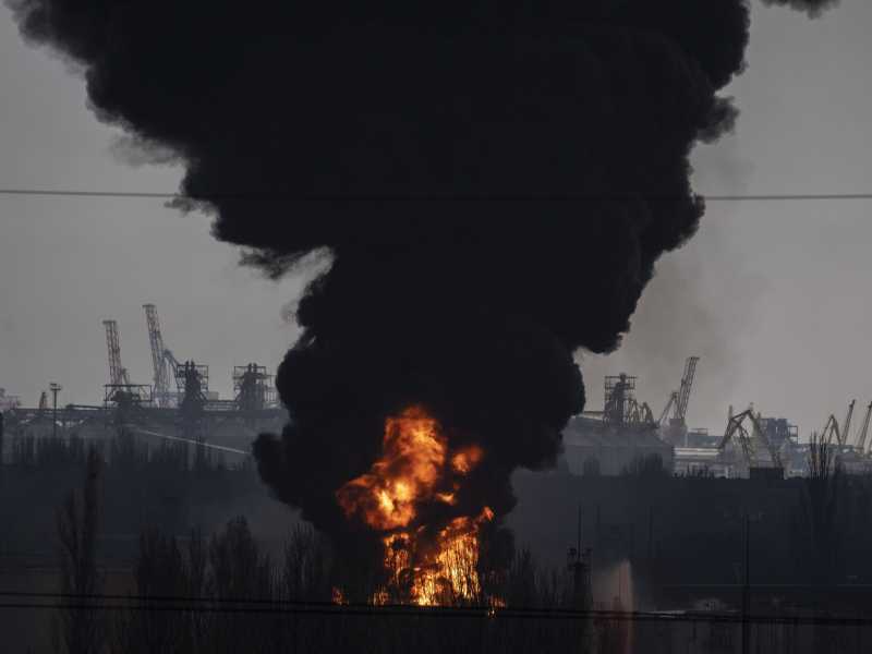  Una raffineria di Odessa distrutta. L’inflazione energetica ha cominciato a mordere nel maggio 2021 (foto LaPresse)