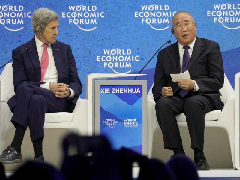 John F. Kerry e Xie Zhenhua, inviati speciali per il clima di Stati Uniti e Cina, all’ultimo meeting di Davos (foto LaPresse) <br />