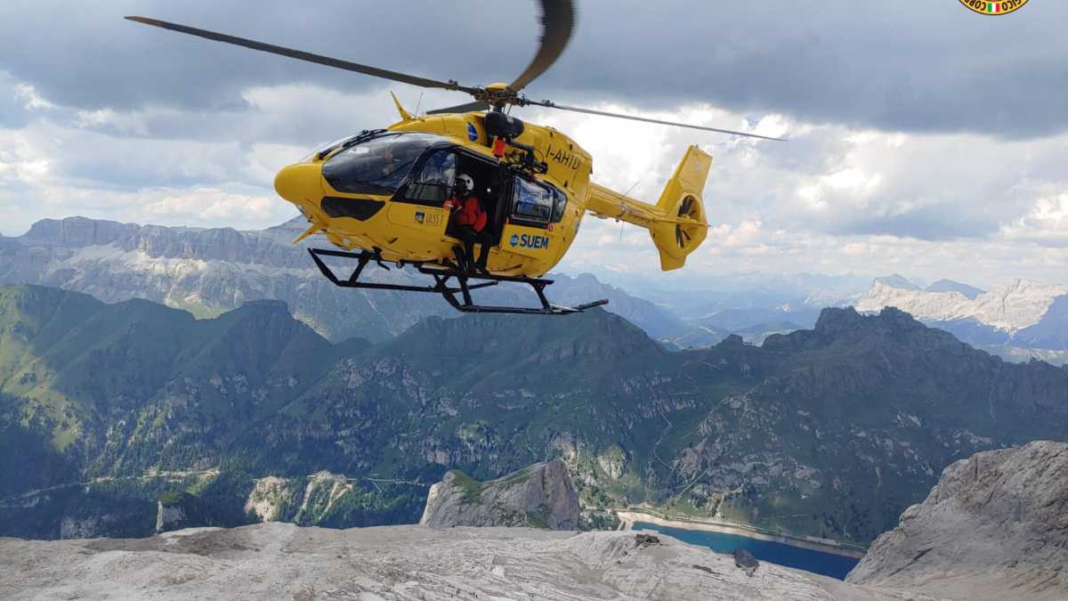 Il soccorso Alpino in azione, dopo la tragedia della Marmolada (Ansa)