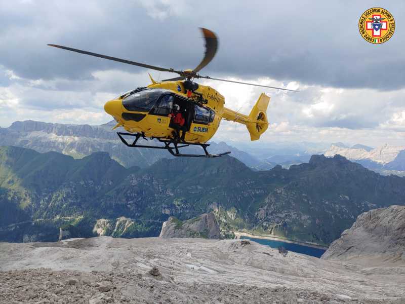 Il soccorso Alpino in azione, dopo la tragedia della Marmolada (Ansa)