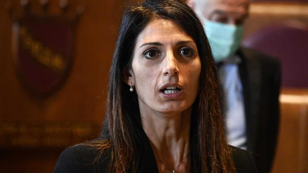 Immagine di Raggi continua a non esporsi sulla scissione M5s, e un motivo (più d’uno) c’è