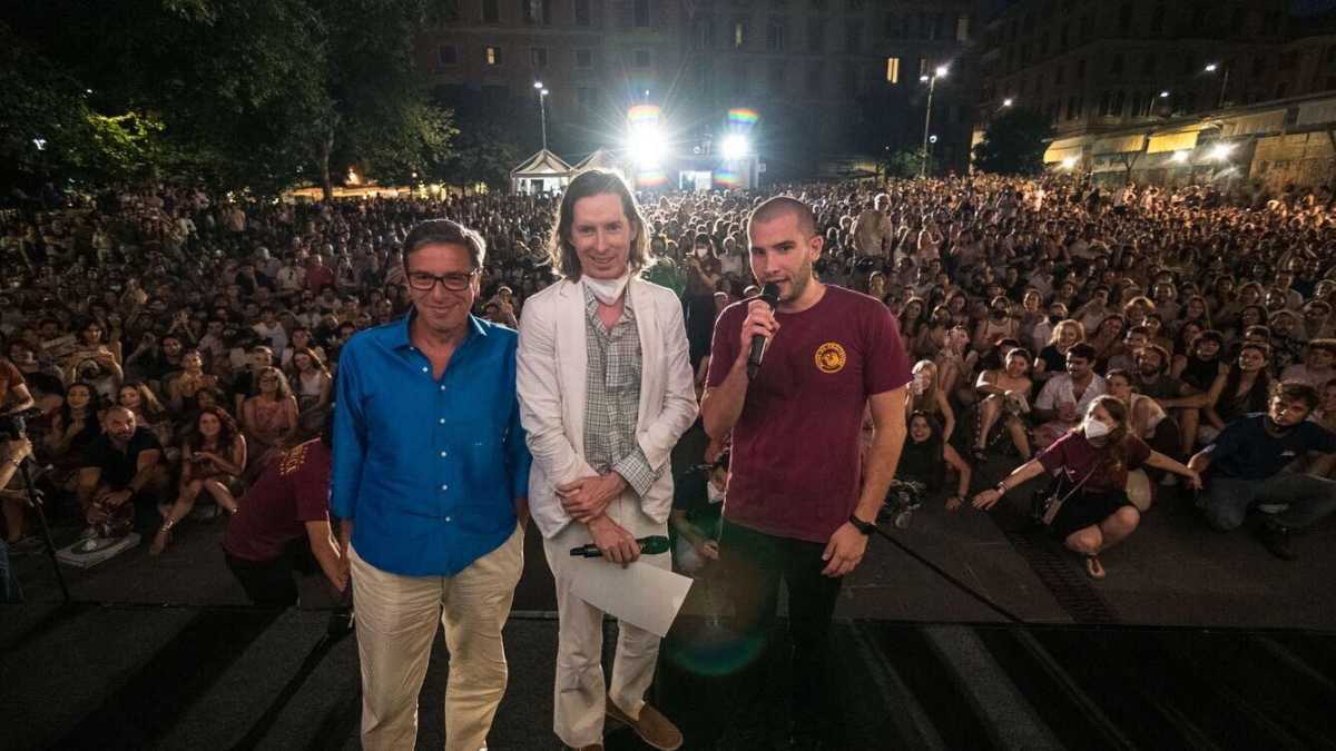 Immagine di La vera festa del cinema di Roma è a Trastevere: in migliaia in piazza per Wes Anderson