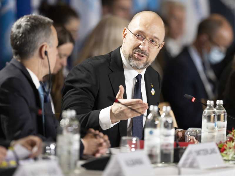 Il primo ministro ucraino Denys Shmyhal, a destra, accanto al presidente svizzero Ignazio Cassis (Michael Buholzer/Keystone via AP)&nbsp;<br />
