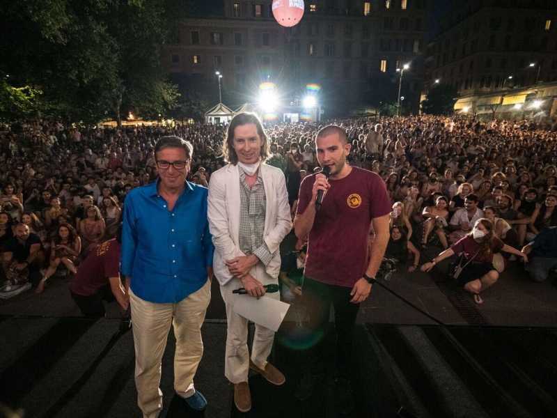 La vera festa del cinema di Roma è a Trastevere: in migliaia in piazza per Wes Anderson