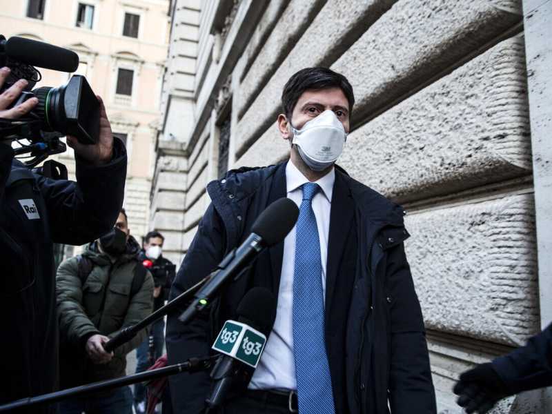 Anche l'Italia pensa alla quarte dose per gli over 60. Speranza: "Cautela, non nuove regole"