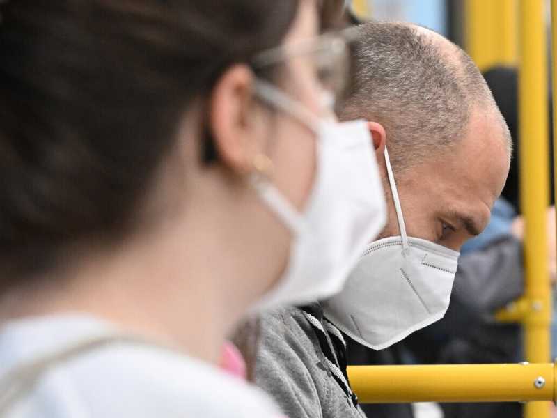 &nbsp;Le mascherine sono ancora obbligatorie nei mezzi di trasporto pubblici, negli ospedali, e nelle Rsa (foto di Ansa)