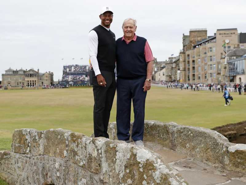Tiger Woods e Jack Nicklaus, due miti del golf, in posa sul Swilken Bridge, il simbolo dell&rsquo;Old Course di St Andrews (foto LaPresse)&nbsp;<br />
