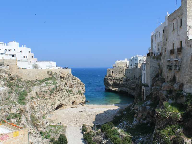 La spiaggia di Polignano a Mare, in Puglia (Wikimedia)