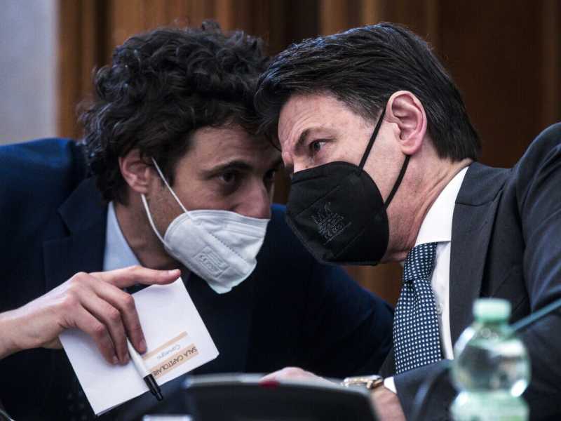 Conte in un cul de sac. L'ultima tentazione M5s: appoggio esterno, via i ministri
