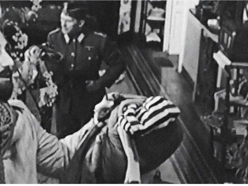 &nbsp;Una scena di "Una vita difficile" (1961 )di Dino Risi. Alberto Sordi (a sinistra) &egrave; minacciato da Borante Domizlaff, ex ufficiale delle SS
