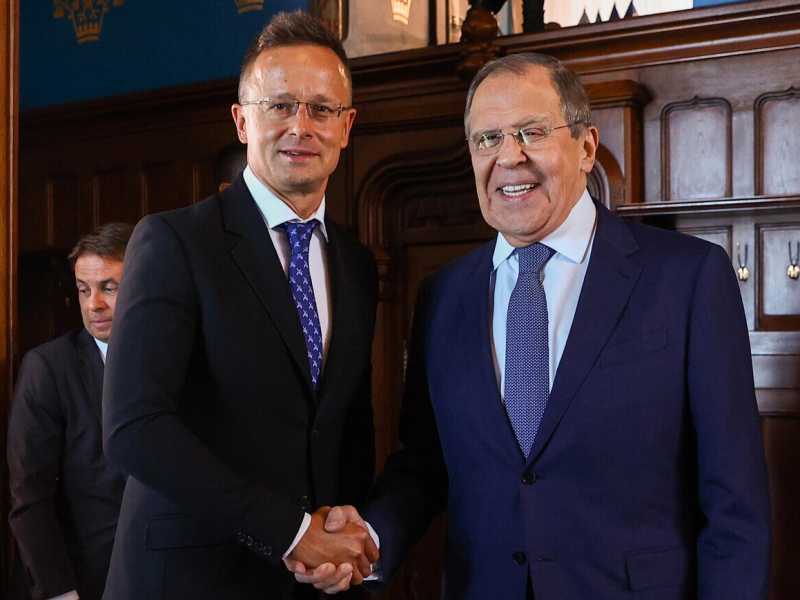 Il ministro degli Esteri russo, Sergei Lavrov, e il collega ungherese, Péter Szijjártó (foto Ansa) <br />