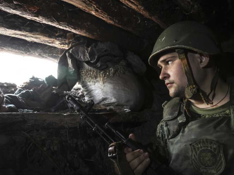 Un soldato dell&rsquo;auto proclamatasi Repubblica popolare di Donetsk di sentinella (foto Epa/Alessandro Guerra)&nbsp;<br />