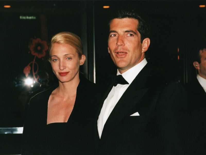 John John Kennedy Jr con la moglie Carolyn Bessette (foto LaPresse)&nbsp;<br />
