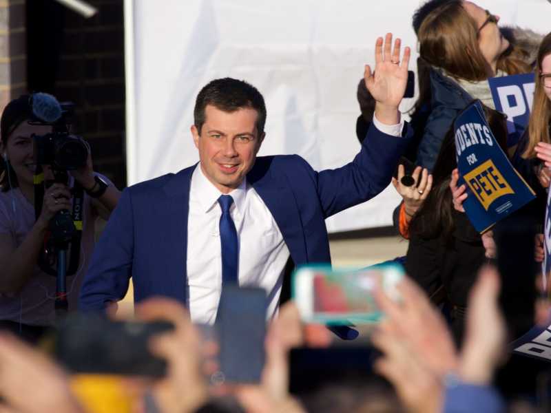 Pete Buttigieg saluta la folla ad Arlington, Virginia, Stati Uniti (Olycom)