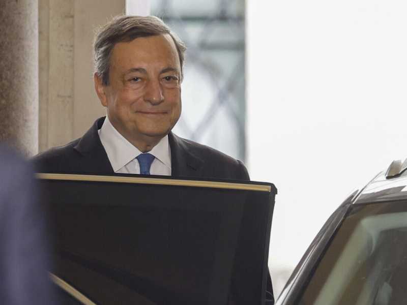  Mario Draghi sale in auto (Ansa)