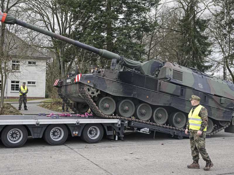 Soldati tedeschi con i carri armati da portare in Lituania (Foto AP/Martin Meissner)&nbsp;<br />