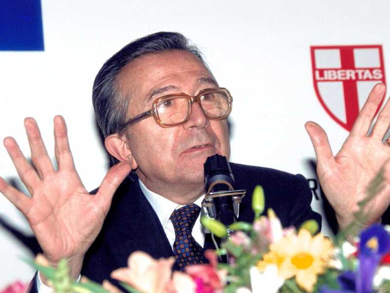 Giulio Andreotti durante una conferenza stampa della Dc (Olycom)