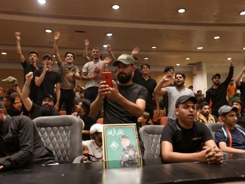 &nbsp;Gli occupanti sadristi all'interno del Parlamento iracheno (foto Ansa)