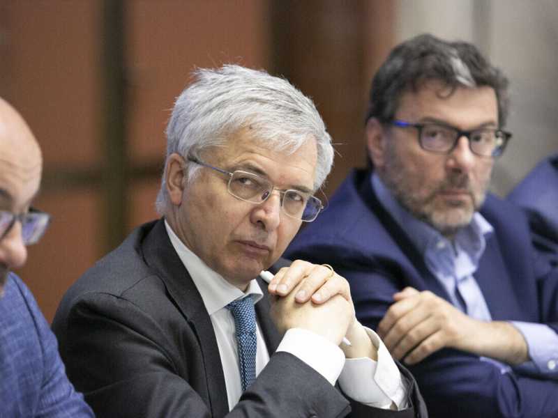 &nbsp;Il ministro dell'Economia Franco durante un consiglio dei ministri (Ansa)