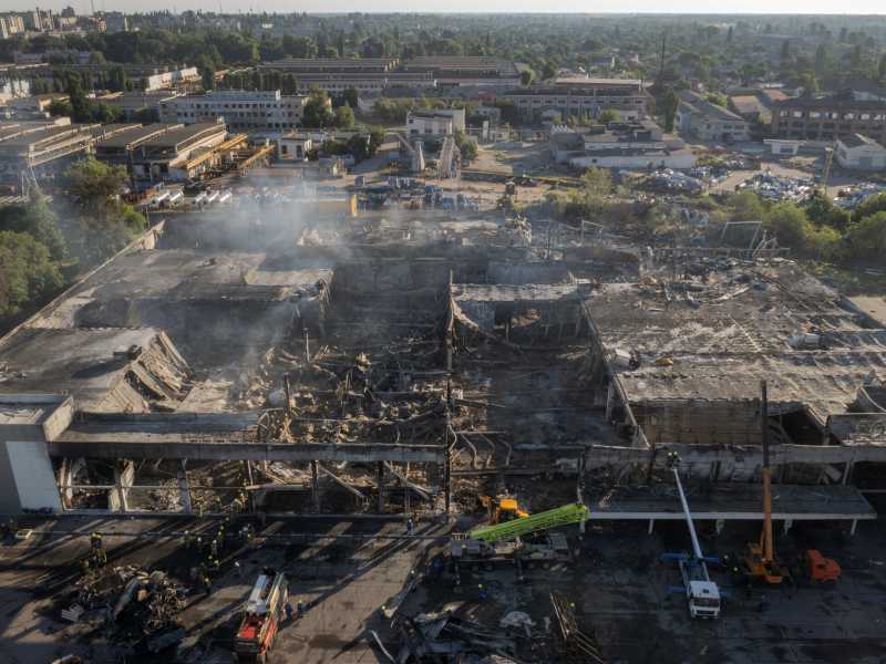  Il centro commerciale di Kremenchuk dopo l'attacco russo (LaPresse)