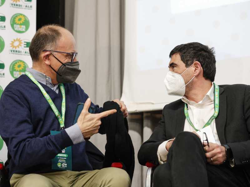 Nel Pd scatta l'operazione Fratoianni: "Non possiamo perderlo". Conte ci rinuncia