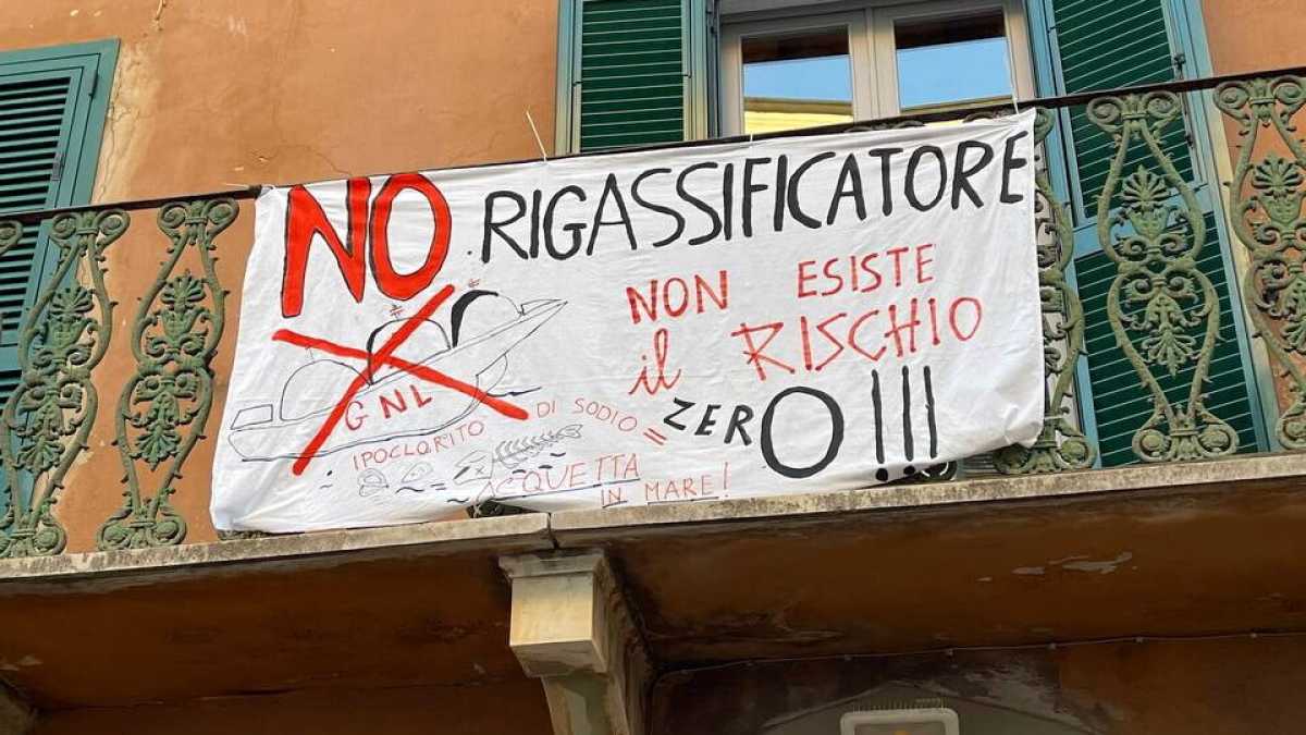 Immagine di Reportage da Piombino, dove il rigassificatore è spauracchio di sogni e desideri vacanzieri