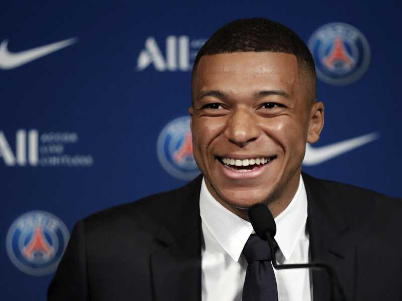 Kylian Mbapp&eacute; durante la conferenza stampa di fine maggio con cui ha annunciato di aver prolungato il suo contratto con il Paris Saint Germain (Ansa)&nbsp;<br />