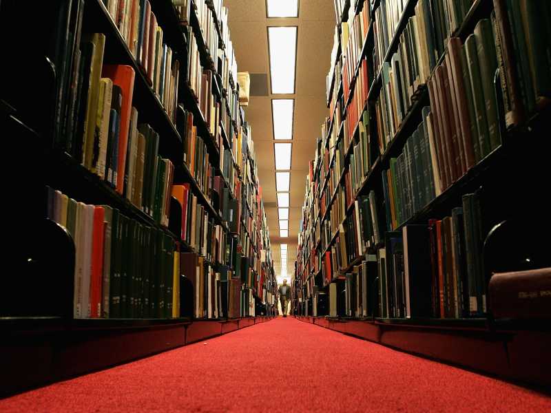 Un uomo cammina tra gli scaffali della libreria Cecil H. Green, nell'universit&agrave; di Stanford, California (Getty Images)<br />&nbsp;<br />