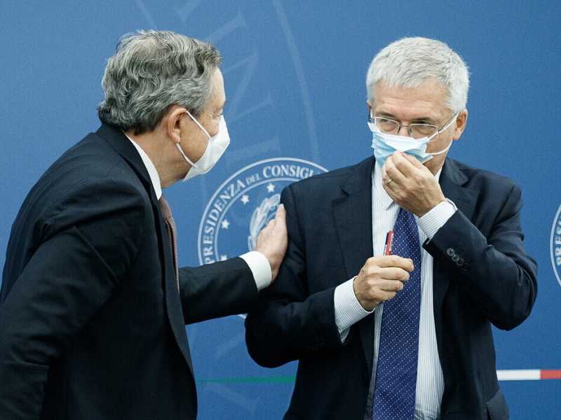 Il presidente del Consiglio Mario Draghi con il ministro dell&rsquo;Economia Daniele Franco (LaPresse)&nbsp;<br />