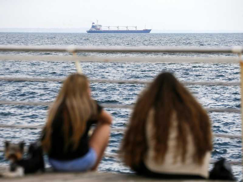 La prima nave carica di grano in partenza da Odessa (Ansa)