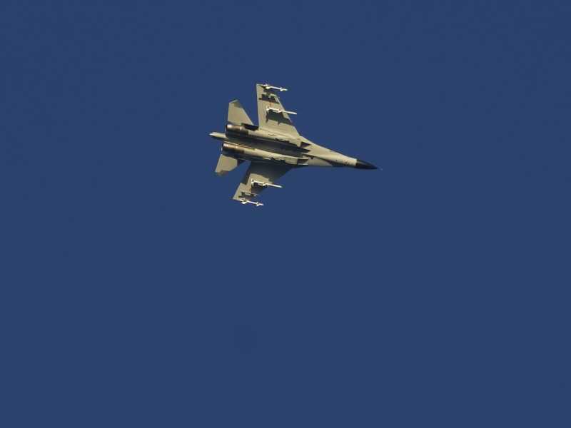 &nbsp;Un jet dell'esercito cinese mentre sorvola lo stretto di Taiwan (LaPresse)<br />
