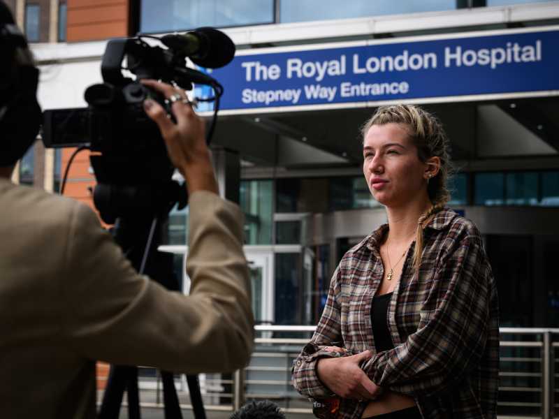 Ella Carter, la cognata di Archie Battersbee, davanti al Royal London Hospital il 2 agosto 2022 a Londra (GettyImages)&nbsp;<br />