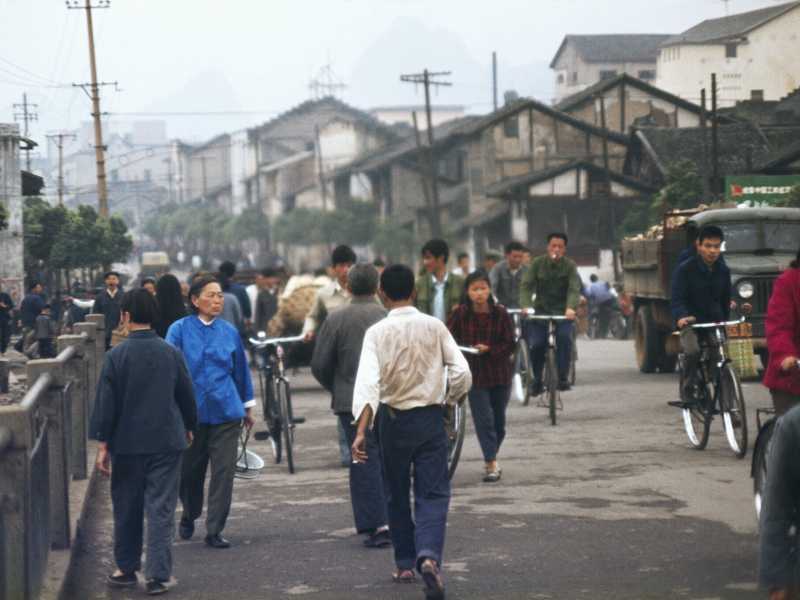 Ciclisti, pedoni e passanti vicino a Yoe Yang, Cina, maggio 1980 (foto di Frances M. Ginter/Getty Images)&nbsp;<br />