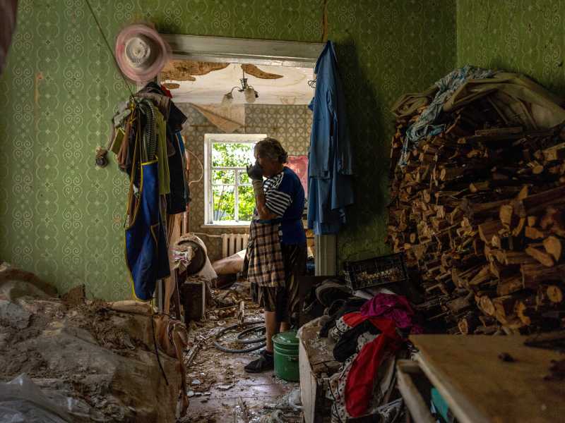 Una donna ucraina all'interno della sua casa, distrutta dai bombardamenti russi a Kharkiv, in Ucraina (Getty Images)&nbsp;<br />