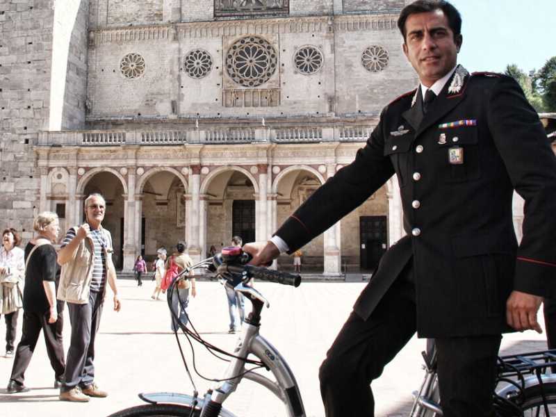Davanti al duomo di Spoleto Simone Montedoro, il capitano Giulio Tommasi dal 2008 al 2016 in "Don Matteo" (foto comune di Spoleto)&nbsp;<br />