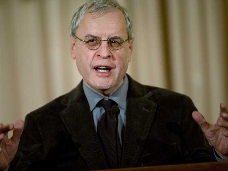 &nbsp;<span style="color: rgb(8, 8, 8); font-family: Lato, sans-serif; font-size: 14px;">Il poeta Charles Simic durante una conferenza nel 2008 (Getty Images)</span>