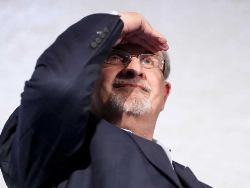 Lo scrittore&nbsp;<span style="font-family: Arial, Verdana, sans-serif; font-size: 12px;">Salman Rushdie durante la presentazione di un libro nel 2019 (Ansa)</span>