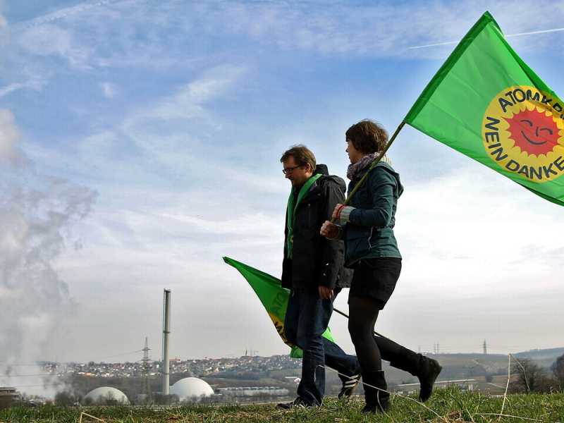 Alcuni attivisti camminano nei pressi della centrale nucleare di Neckarwestheim, in Germania (Getty Images)&nbsp;<br />