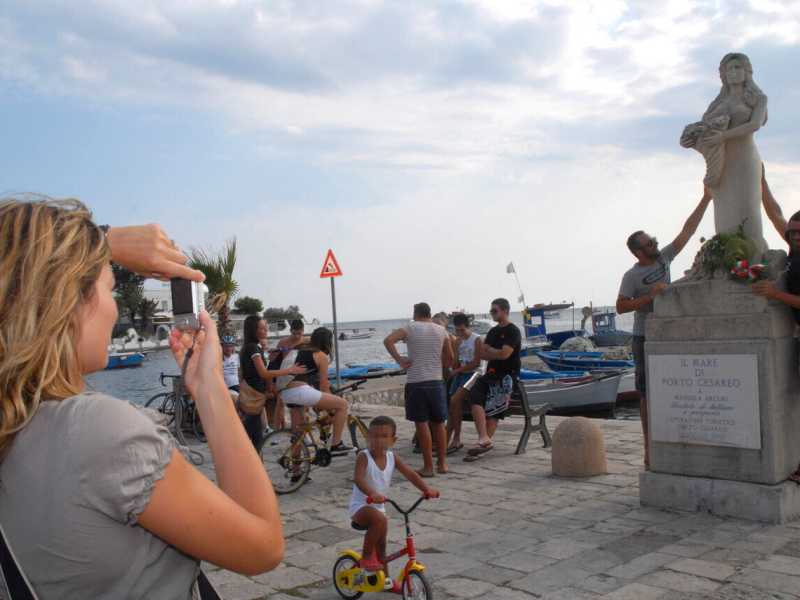 &nbsp;La statua dedicata a Manuela Arcuri a Porto Cesareo (Ansa)