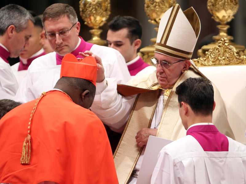 Papa Francesco mentre nomina cardinale della Repubblica Centro Africana l'arcivescovo Dieudonne Nzapalainga nella Basilica di San Pietro (Getty Images)&nbsp;<br />