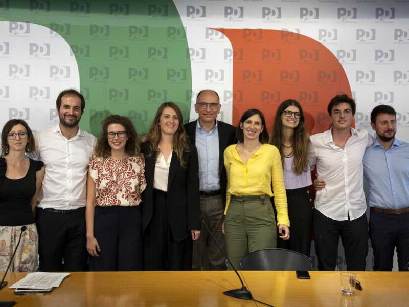 Il segretario pd Enrico Letta con i giovani candidati Pd. A destra Raffaele La Regina (Ansa)&nbsp;<br />