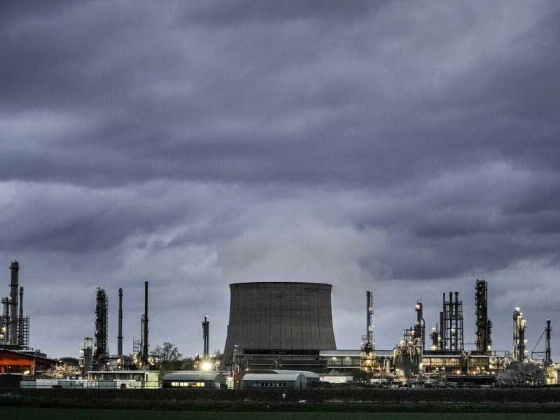 Una raffineria in Germania: il bando ai motori endotermici è previsto a partire dal 2035 (foto LaPresse) <br />