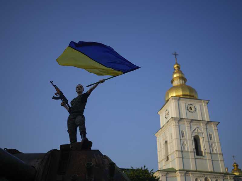 Una donna della resistenza ucraina sopra un carro armato russo distrutto, via LaPresse&nbsp;<br />