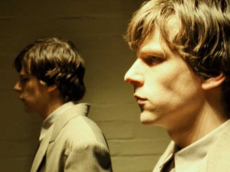 Una scena di Il sosia - The Double, un film del 2013 diretto da Richard Ayoade, ispirato all'omonimo romanzo di Dostoevskij.&nbsp;<br />