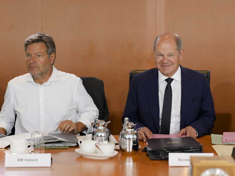 Robert Habeck, a sinistra, Olaf Scholz, a destra, via LaPresse&nbsp;<br />