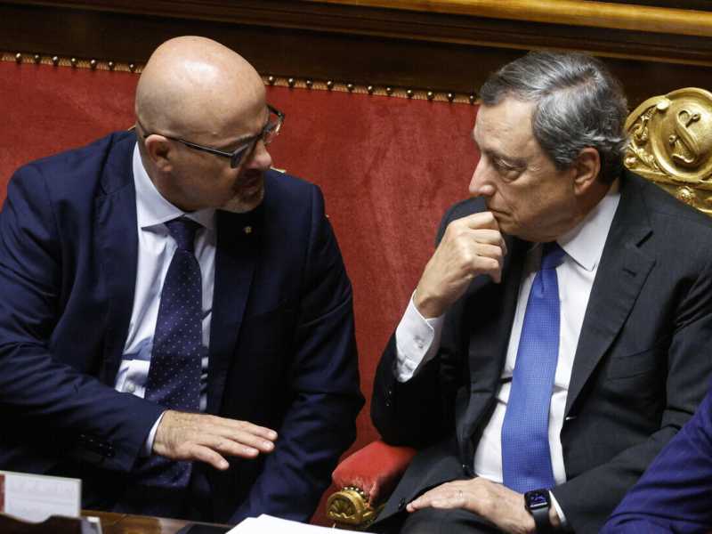 Mario Draghi con il ministro della Transizione ecologica Roberto Cingolani (Ansa)